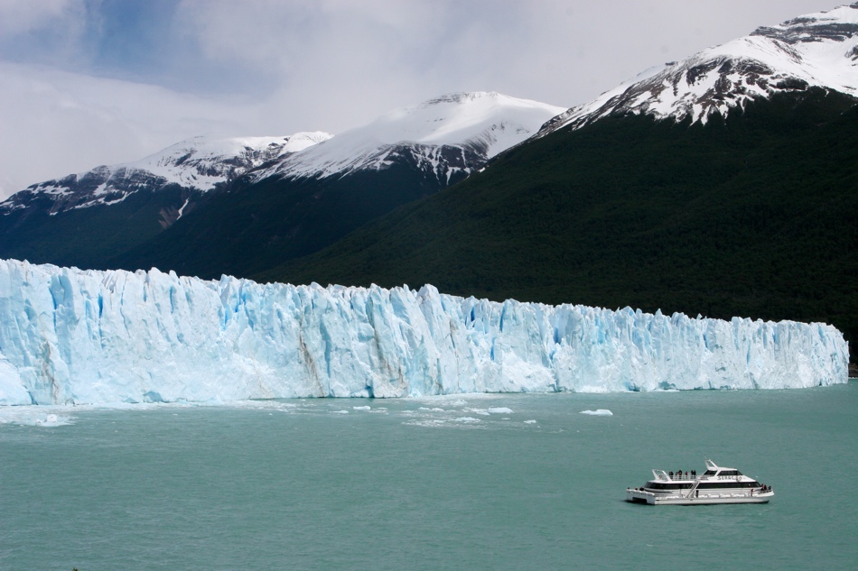 The glacier has an average height of 74 meters above the lake surface and has an average depth of 170 meters.